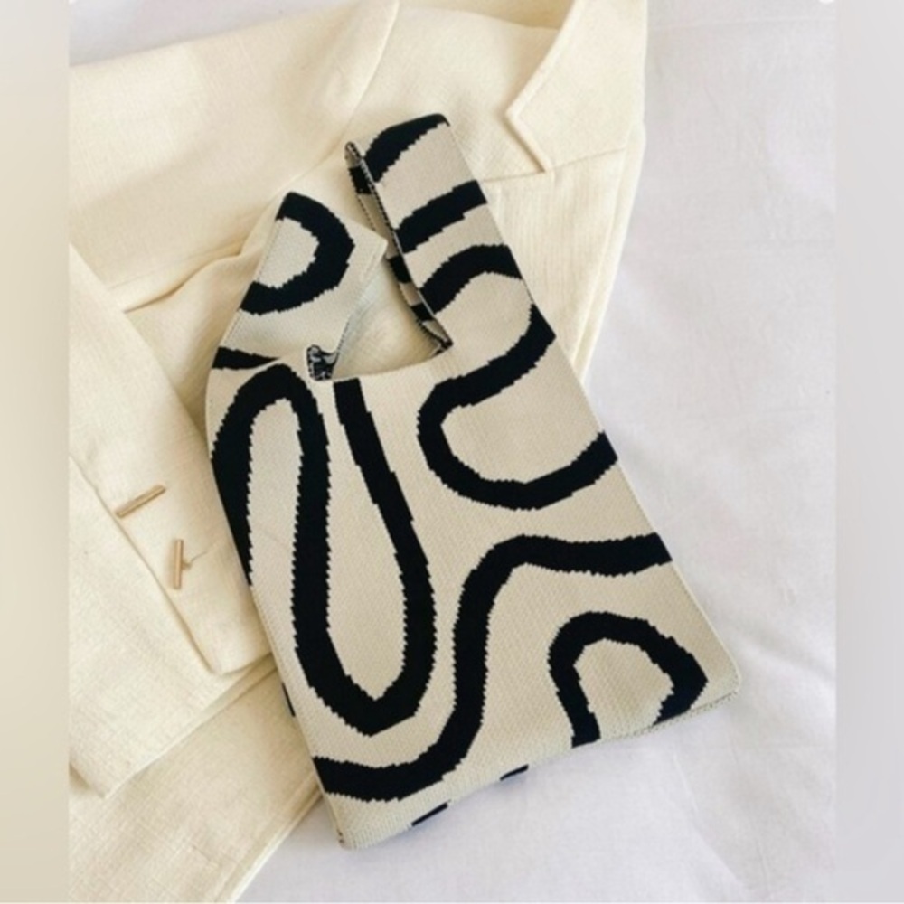 ✨NEW✨ Black and White Abstract Patterned Handbag - Picture 12 of 12